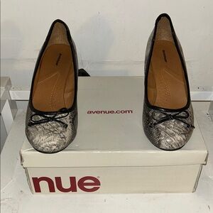 Women's Black and Gray Ballet Heels from Avenue sz 10 W